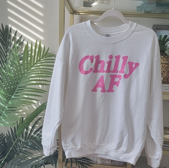 ❄️ Pink Lily Boutique White 'Chilly AF' Sweatshirt in Women's Size Large ❄️ - Picture 1 of 5